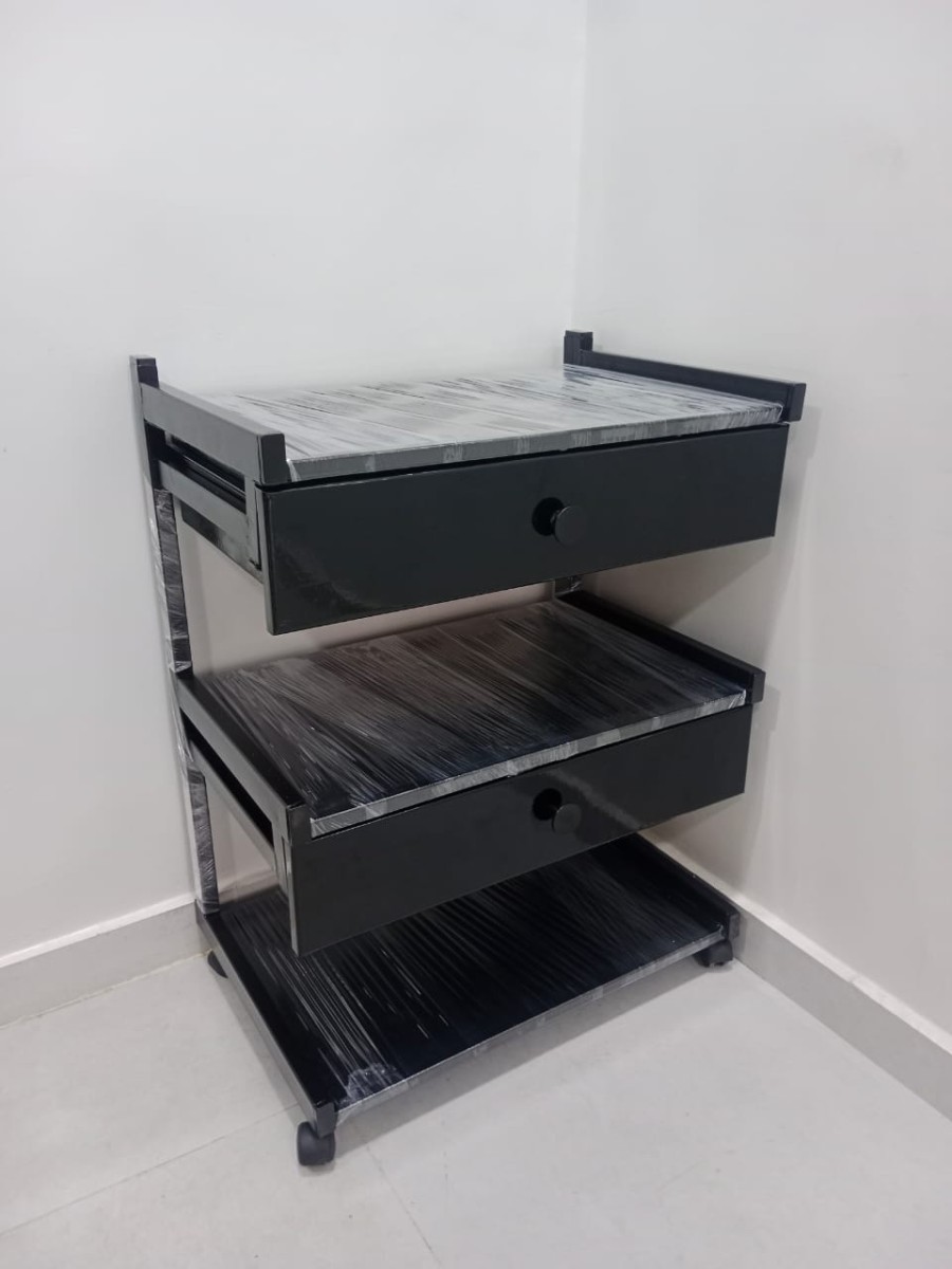 ترابيزة أدوات طبية 3 رف مزودة ب أدراج